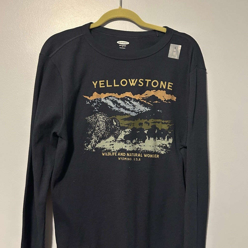 Old Navy Yellowstone Graphic Navy Crewneck Thermal long sleeve shirt.